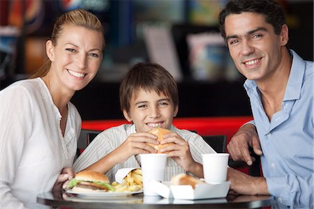 simsearch:6111-06728023,k - Family eating together in fast food restaurant, portrait Foto de stock - Sin royalties Premium, Código: 632-06118521