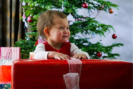 Baby girl opening large Christmas present Foto de stock - Sin royalties Premium, Código: 632-06118604