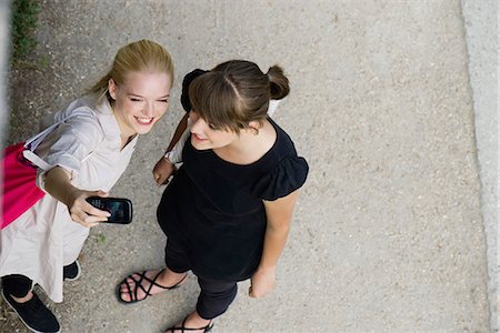 Young women posing for cell phone picture Foto de stock - Sin royalties Premium, Código: 632-06118641