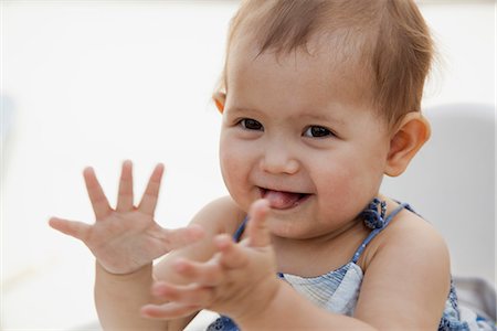 Bébé fille battements de mains et souriant Photographie de stock - Premium Libres de Droits, Code: 632-06118659