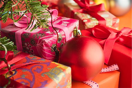 simsearch:632-05991762,k - Ornement de Noël reposant sur des cadeaux emballés festive Photographie de stock - Premium Libres de Droits, Code: 632-06118709