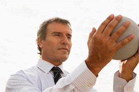 Mature man holding stone globe Foto de stock - Sin royalties Premium, Código: 632-06118717