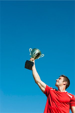 Athlète brandissant le trophée Photographie de stock - Premium Libres de Droits, Code: 632-06118745