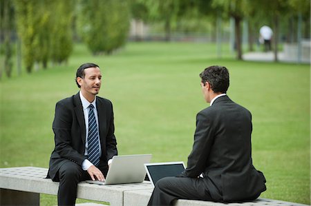 parkbank - Geschäftsleute, die Diskussion zu arbeiten, während mit Laptops im freien Stockbilder - Premium RF Lizenzfrei, Bildnummer: 632-06118788