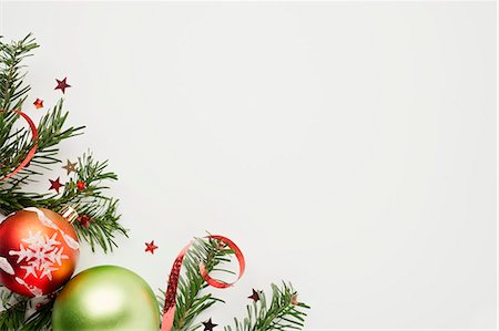 décoration de l'arbre de noël - Décorations de Noël sur fond blanc Photographie de stock - Premium Libres de Droits, Code: 632-06118798