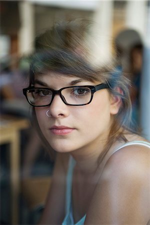 Young woman looking through window, portrait Foto de stock - Sin royalties Premium, Código: 632-06118807