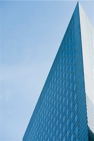 High rise building, low angle view Foto de stock - Royalty Free Premium, Número: 632-06118875