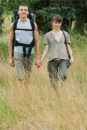 Young couple going for hike, holding hands Foto de stock - Sin royalties Premium, Código: 632-06317100