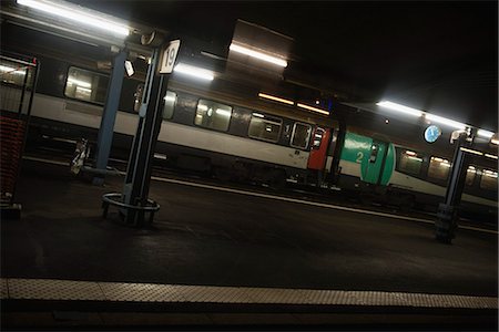 simsearch:632-06317892,k - Rame de métro s'est arrêté à plate-forme Photographie de stock - Premium Libres de Droits, Code: 632-06317115