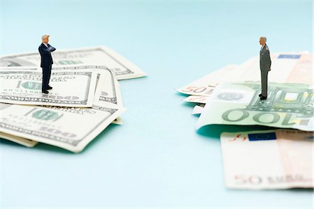 Euro-Wirtschaft konkurriert mit amerikanischen Dollar-Wirtschaft Stockbilder - Premium RF Lizenzfrei, Bildnummer: 632-06317144