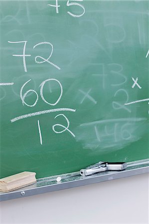 revólver - Handgun resting on blackboard in classroom Foto de stock - Sin royalties Premium, Código: 632-06317263