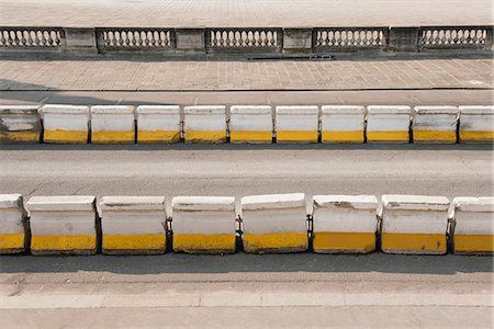 Concrete barriers lining street Foto de stock - Sin royalties Premium, Código: 632-06317320