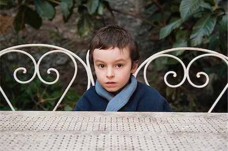 simsearch:632-06118920,k - Boy sitting at table outdoors, portrait Foto de stock - Sin royalties Premium, Código: 632-06317363