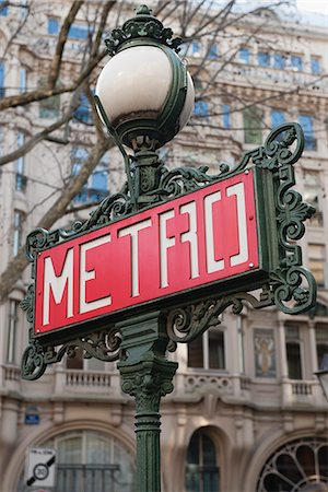 France, Paris, Paris Metro sign on lamp post Fotografie stock - Premium Royalty-Free, Codice: 632-06317378