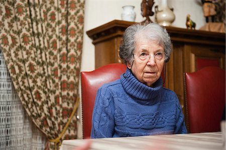 Senior woman sitting at table, portrait Foto de stock - Sin royalties Premium, Código: 632-06317459