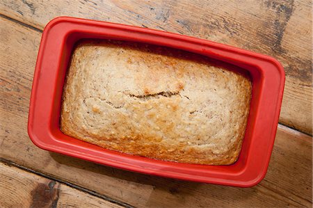 Freshly baked bread in loaf pan Stock Photo - Premium Royalty-Free, Code: 632-06317506