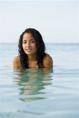 Jeune femme dans l'eau, portrait Photographie de stock - Premium Libres de Droits, Code: 632-06317545