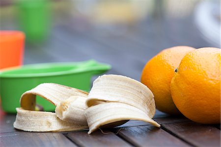 Oranges et l'autre moitié mangé banane Photographie de stock - Premium Libres de Droits, Code: 632-06317543