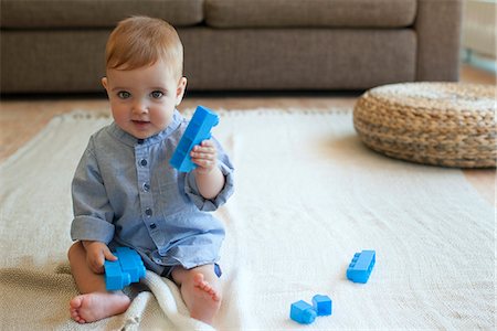 simsearch:632-06354108,k - Baby boy playing with building blocks Foto de stock - Royalty Free Premium, Número: 632-06317555