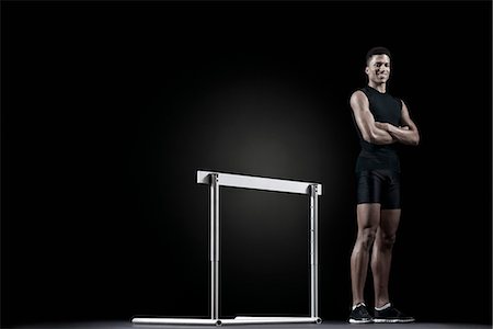 Male athlete standing by hurdle, portrait Foto de stock - Sin royalties Premium, Código: 632-06317600