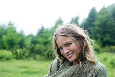 emballé - Jeune femme enveloppée dans une couverture, portrait Photographie de stock - Premium Libres de Droits, Code: 632-06317623