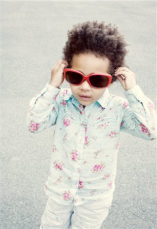 simsearch:632-08331454,k - Little girl putting on sunglasses Stock Photo - Premium Royalty-Free, Code: 632-06317632