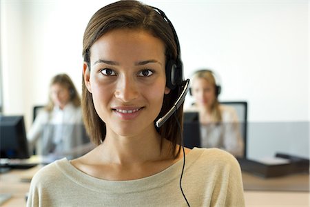 Woman using headset in office, portrait Foto de stock - Sin royalties Premium, Código: 632-06317645