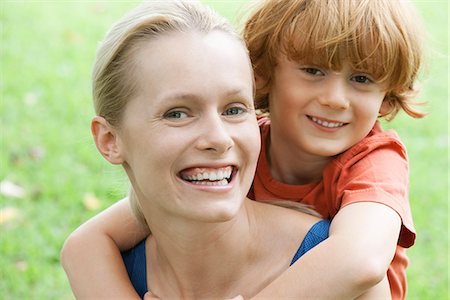 piggy back ride mom and child - Mother and son, portrait Foto de stock - Sin royalties Premium, Código: 632-06317659