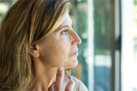 female profile - Mature woman looking away in thought Foto de stock - Sin royalties Premium, Código: 632-06317704