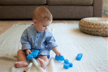 simsearch:632-06779167,k - Baby boy playing with building blocks Foto de stock - Royalty Free Premium, Número: 632-06317758