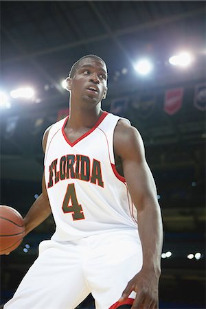 Basketball player dribbling basketball Foto de stock - Sin royalties Premium, Código: 632-06317762