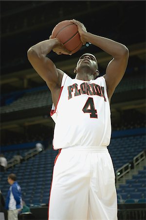 Basketball player shooting basketball Foto de stock - Sin royalties Premium, Código: 632-06317786