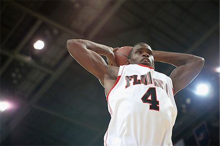 Basketball player shooting basketball, low angle view Foto de stock - Sin royalties Premium, Código: 632-06317781