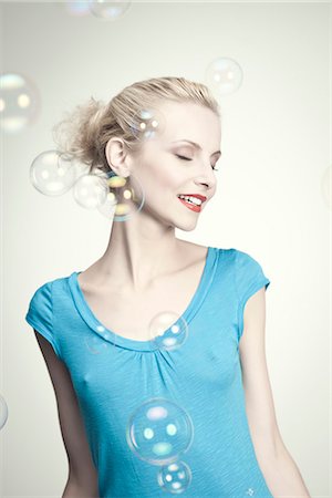 Young woman surrounded by bubbles Foto de stock - Sin royalties Premium, Código: 632-06317793