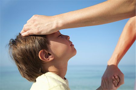 sun care - Mother's hand on boy's head Foto de stock - Sin royalties Premium, Código: 632-06317830