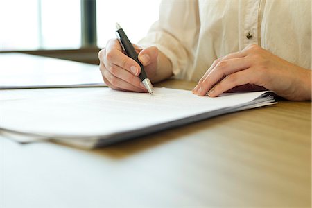 pen (writing instrument) - Person signing paperwork Foto de stock - Sin royalties Premium, Código: 632-06317868