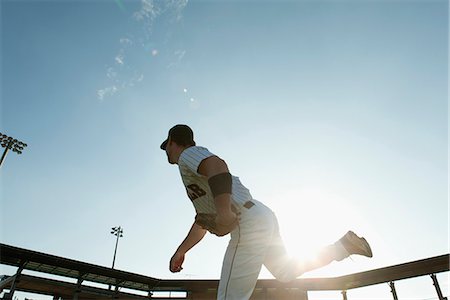 simsearch:632-05760558,k - Baseball pitcher throwing pitch, backlit Foto de stock - Sin royalties Premium, Código: 632-06317946