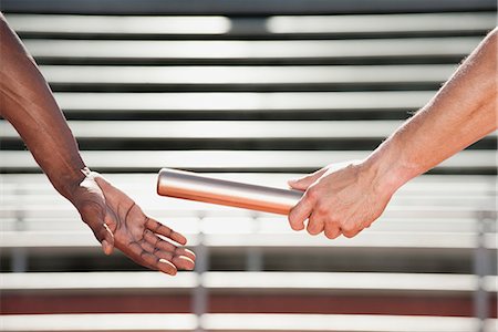 Athletes passing baton, cropped Foto de stock - Sin royalties Premium, Código: 632-06317953