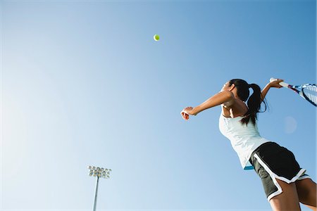 Female tennis player serving ball, low angle view Fotografie stock - Premium Royalty-Free, Codice: 632-06317990