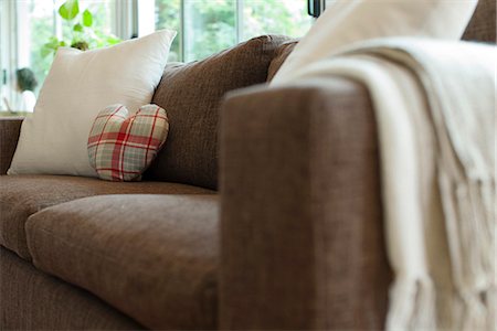 Cushions on sofa in living room Foto de stock - Sin royalties Premium, Código: 632-06318077