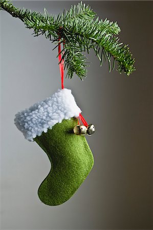 simsearch:632-06354266,k - Christmas stocking ornament hanging on branch Foto de stock - Sin royalties Premium, Código: 632-06354009
