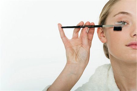 photo of girl with beauty product - Preteen girl brushing her eyelashes, cropped Foto de stock - Sin royalties Premium, Código: 632-06354022