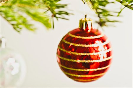 Christmas baubles hanging from Christmas tree, out of focus Stock Photo - Premium Royalty-Free, Code: 632-06354075