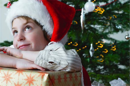 simsearch:632-05816133,k - Junge Ruhe Kopf auf Weihnachtsgeschenk, Tagträumen Stockbilder - Premium RF Lizenzfrei, Bildnummer: 632-06354104