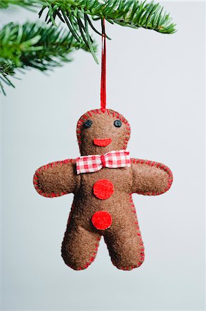 simsearch:632-06354219,k - Gingerbread man Christmas ornament Foto de stock - Sin royalties Premium, Código: 632-06354164