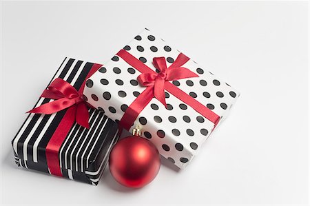 simsearch:632-06354396,k - Cadeaux de Noël richement enveloppé Photographie de stock - Premium Libres de Droits, Code: 632-06354223