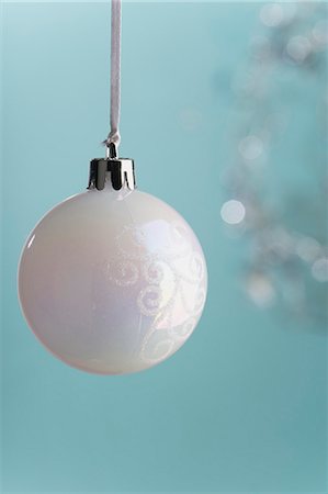simsearch:632-06354232,k - Boule de Noël Photographie de stock - Premium Libres de Droits, Code: 632-06354237