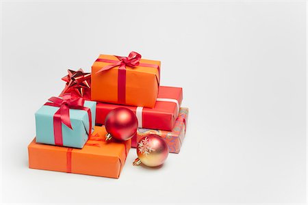regalo de navidad - Festively wrapped Christmas gifts Foto de stock - Sin royalties Premium, Código: 632-06354262