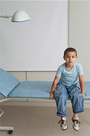 sitting in doctors office waiting - Boy waiting in doctor's office Foto de stock - Sin royalties Premium, Código: 632-06354277
