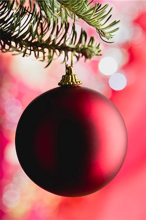 décorations de noel - Boule de Noël suspendus sur une branche Photographie de stock - Premium Libres de Droits, Code: 632-06354303